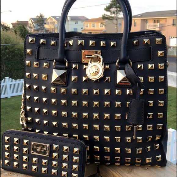 😍STUNNING 😍! Limited Edition Pyramid Stud Set 😍 - Picture 2 of 8